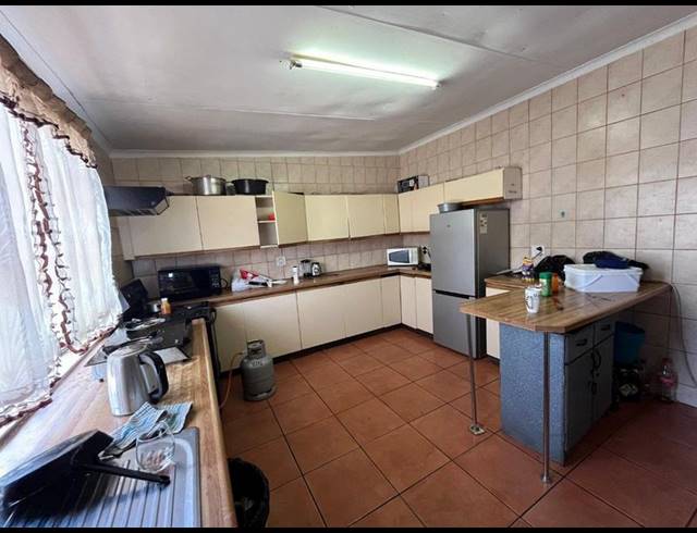 5 BEDROOM HOUSE FOR SALE IN BEZUIDENHOUT VALLEY